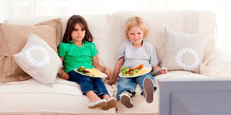 Siete de cada diez niños comen frente a una pantalla