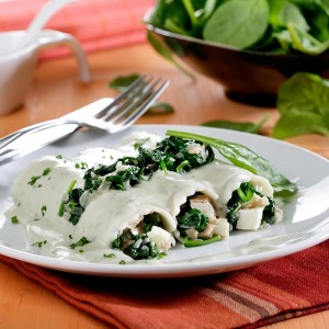 Canelones de espinacas y queso de burgos con salsa de gorgonzola