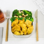 Brócoli con frutos secos y Buñuelos de maíz