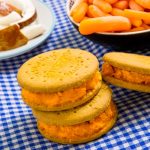 Sándwich helado de cremoso de zanahoria y coco