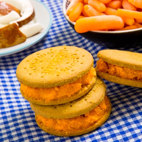 Sándwich helado de cremoso de zanahoria y coco