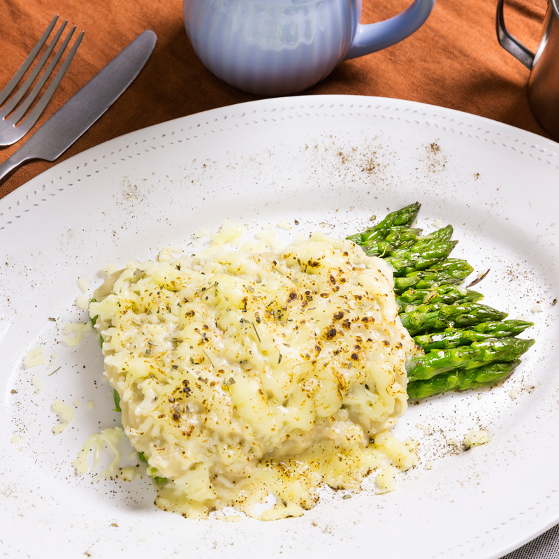 Espárragos al horno con bechamel de coliflor