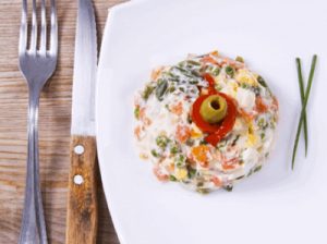 Beneficios de la ensaladilla rusa, combinación de vitaminas