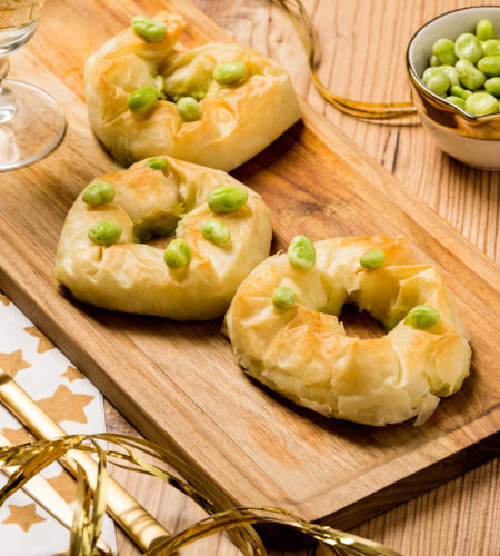 Roscas Navideñas de pasta filo y especias a base de espinacas y habas